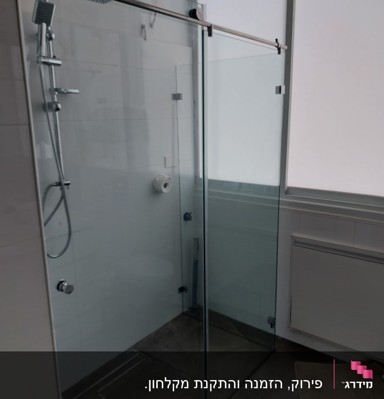 מקלחון זכוכית עם ראש מקלחת מרובע